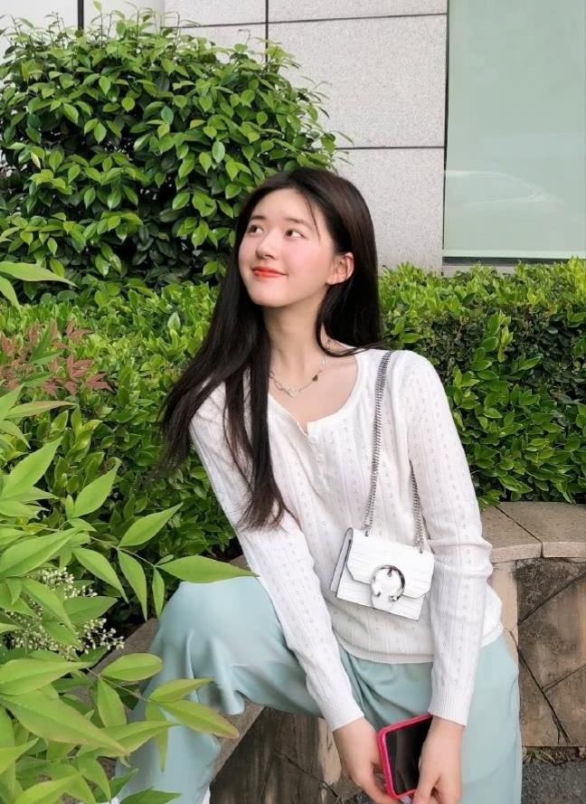 针织衫还混搭运动裤奶奶辈都不这么穿ag旗舰厅app刘芳菲衣品真退步了(图3)