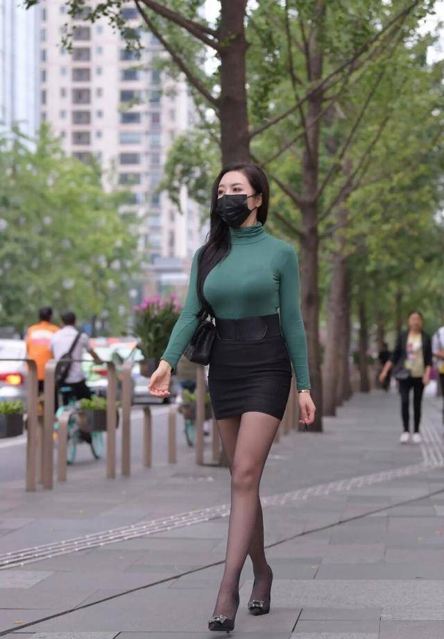 百褶裙的兴起展现了不一样的少女感！ag旗舰厅娱乐平台别说“A字裙”了(图6)
