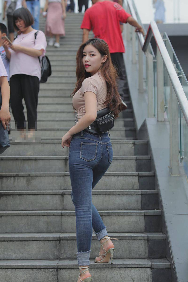 代的高腰收紧可以显出纤细的腰身和大长腿ag旗舰厅app牛仔裤的魅力是无可替