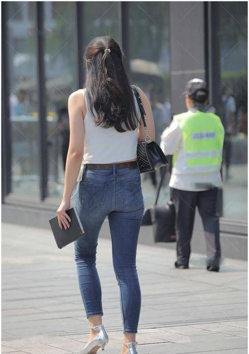 代的高腰收紧可以显出纤细的腰身和大长腿ag旗舰厅app牛仔裤的魅力是无可替(图2)