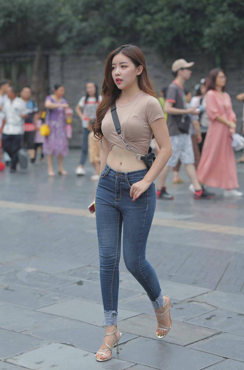 代的高腰收紧可以显出纤细的腰身和大长腿ag旗舰厅app牛仔裤的魅力是无可替(图4)